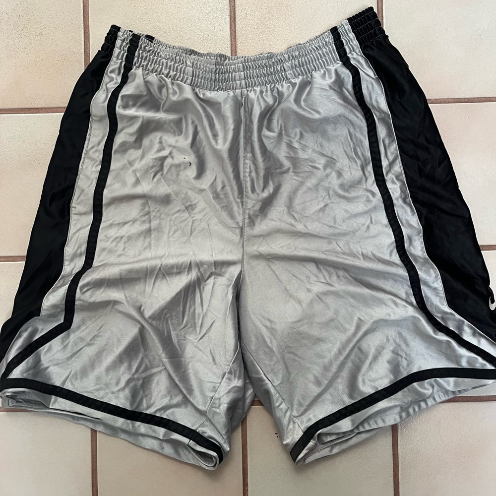Nike men’s athletic shorts stretch waistband size XL silver grey  and black